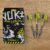 target-luke-littler-nuke-fallout-softdart-02 Target Luke Littler Nuke Fallout Softdarts neben der Verpackung auf Holztisch