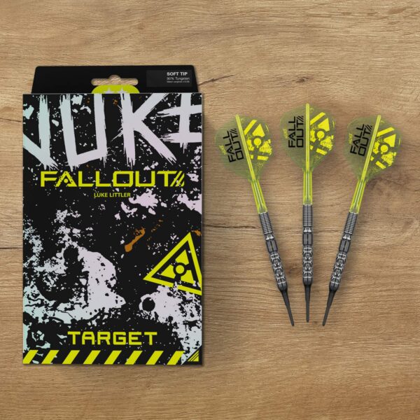 target-luke-littler-nuke-fallout-softdart-02 Target Luke Littler Nuke Fallout Softdarts neben der Verpackung auf Holztisch