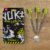 Target Luke Littler Nuke Fallout Steeldarts neben der Verpackung auf Holztisch