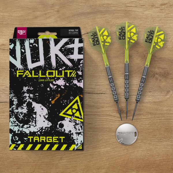 Target Luke Littler Nuke Fallout Steeldarts neben der Verpackung auf Holztisch